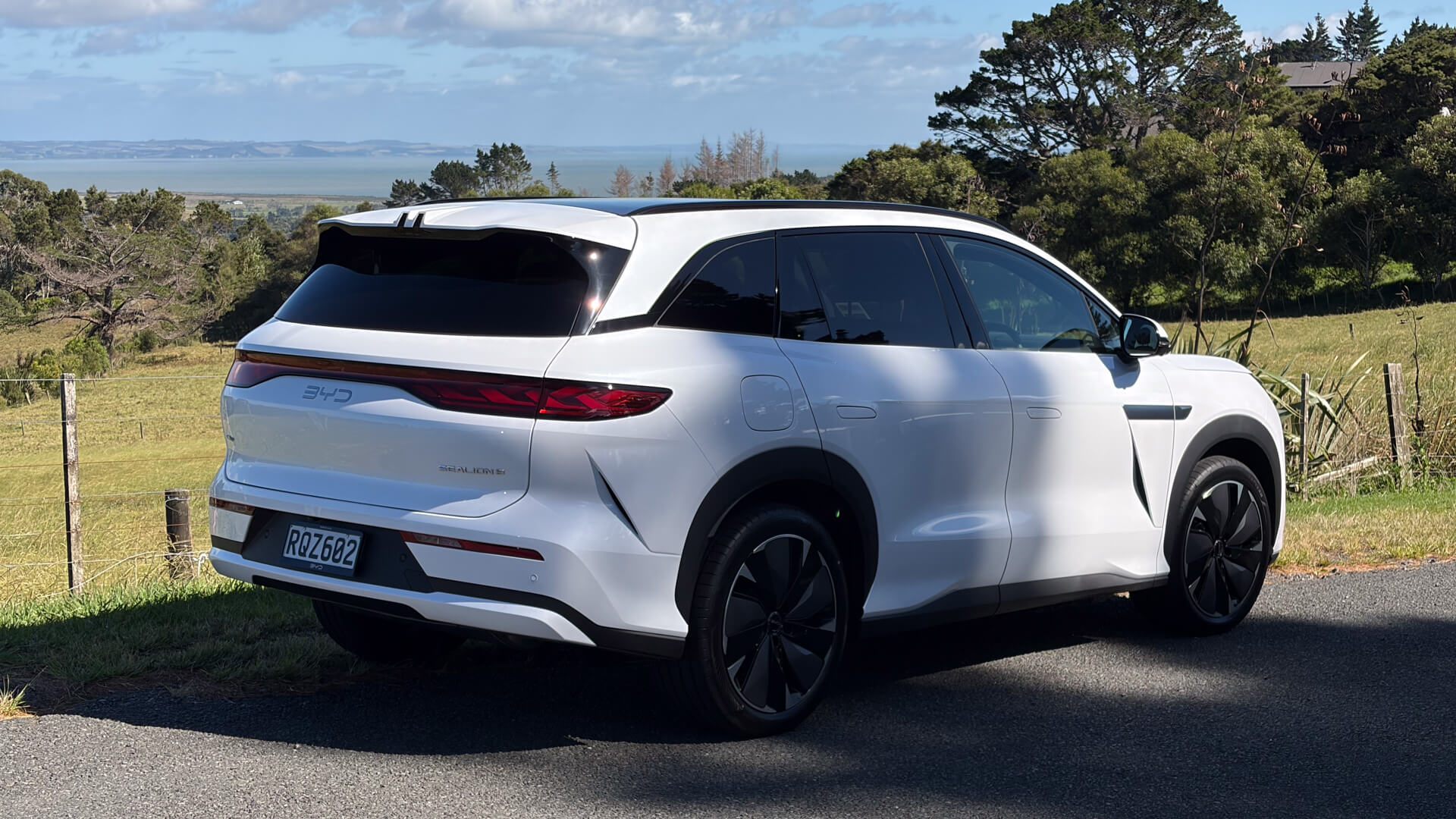 BYD Sealion 8