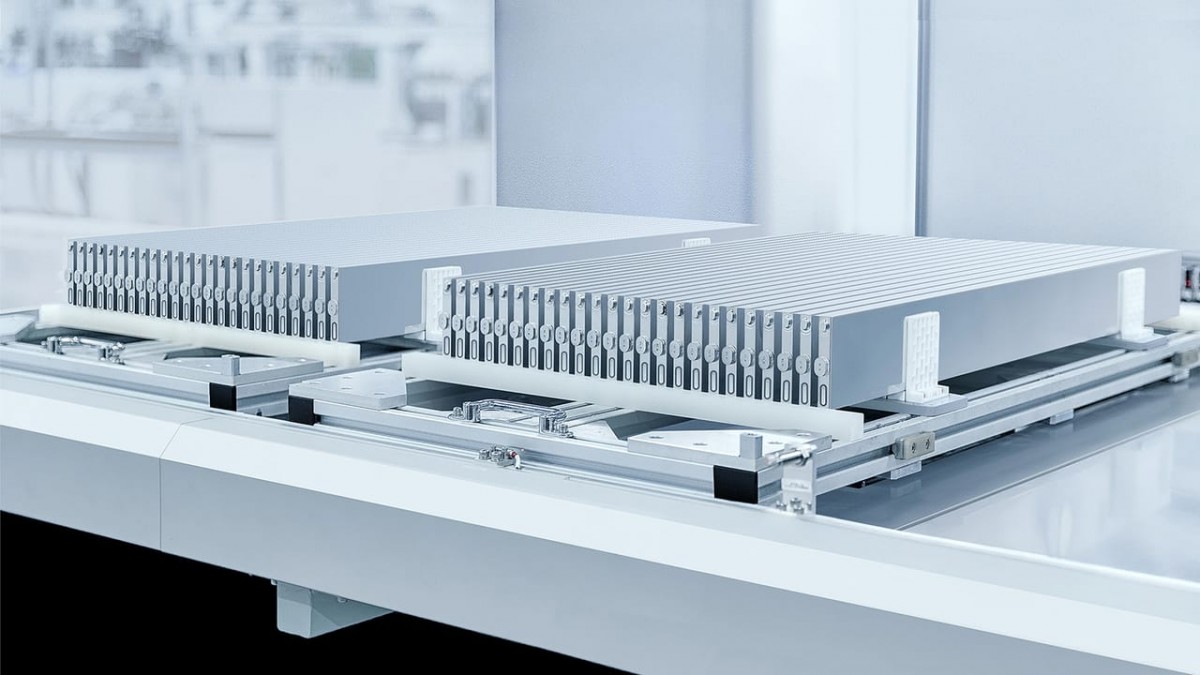 твърдотелни батерии