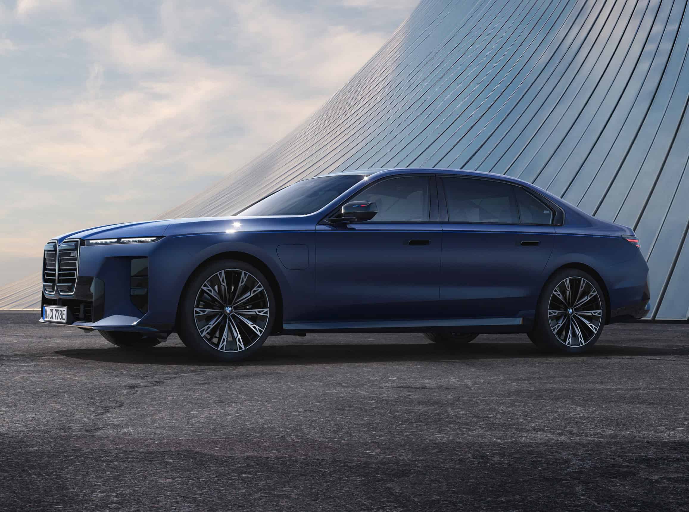 БМВ M760e