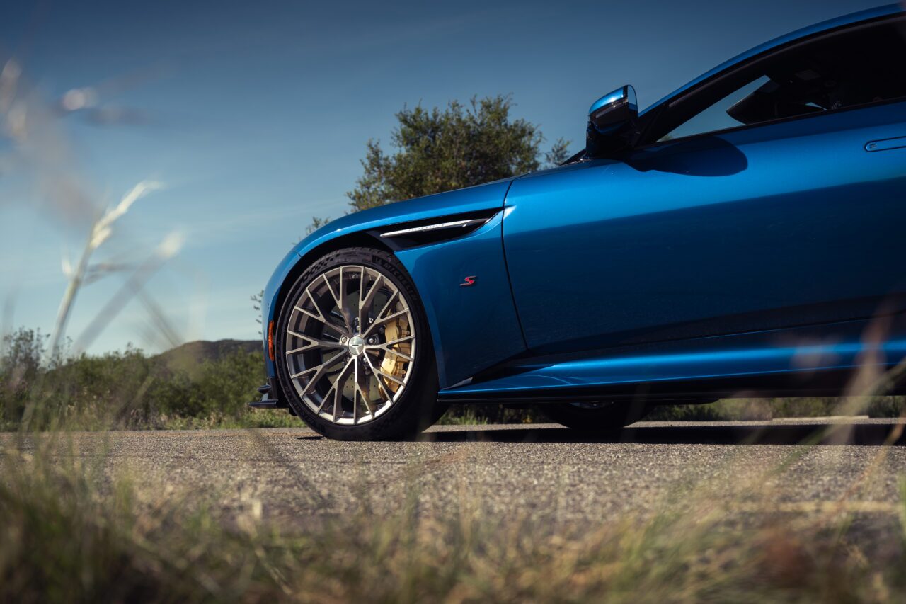 Астън Мартин DB12 S