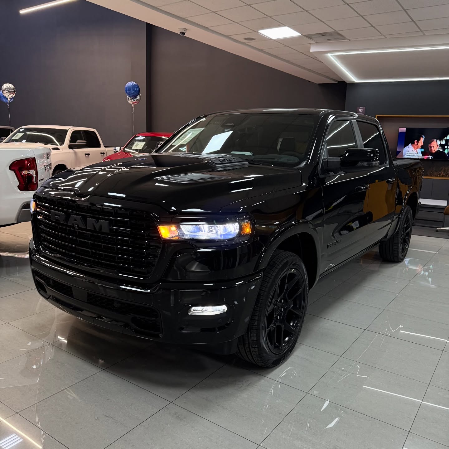 Рам 1500 Laramie Night Edition HEMI