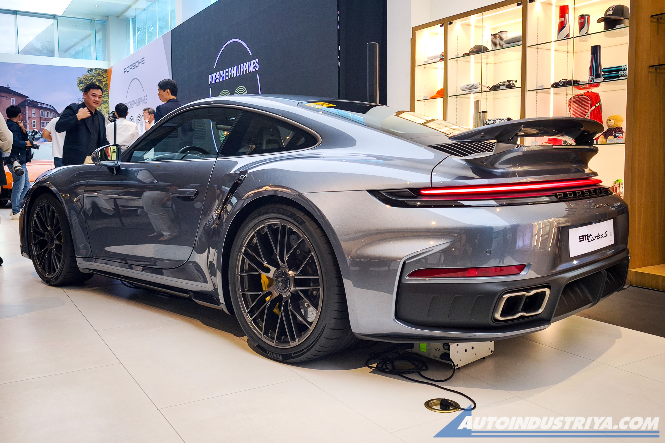 Порше 911 Turbo S Hybrid